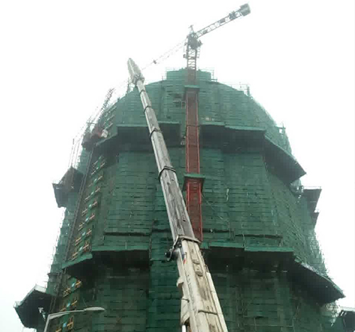 孟州吊车在工地上作业